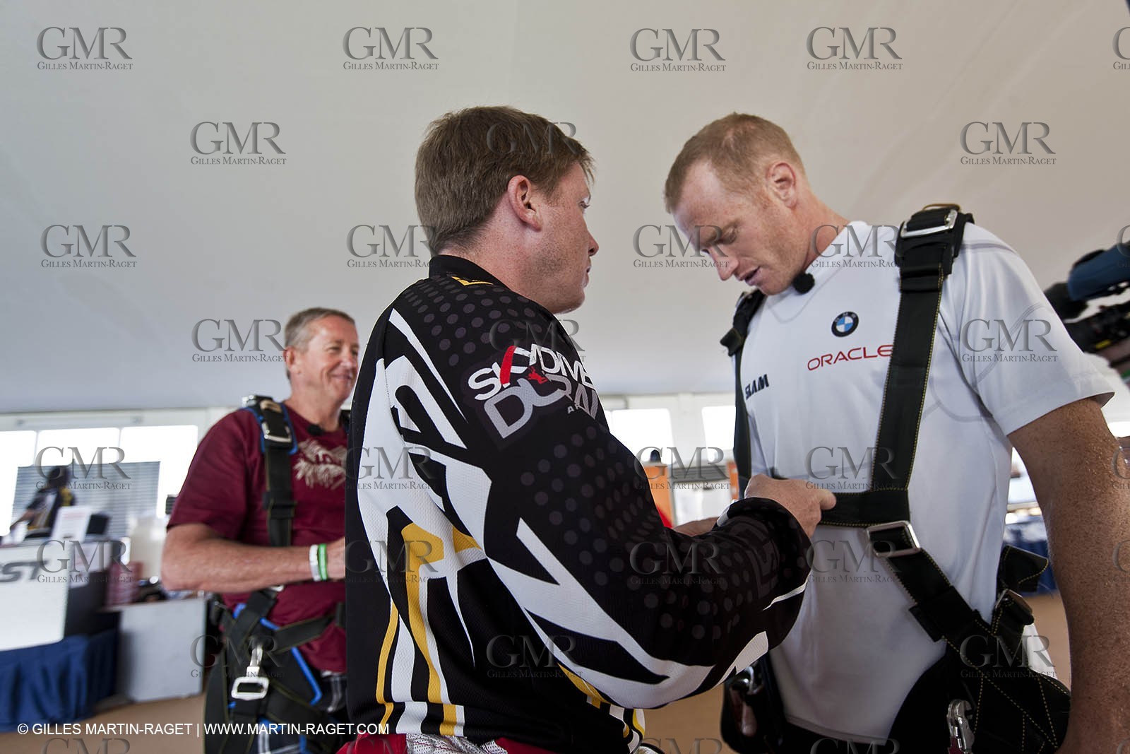 21 11 2010 - Dubai (UAE) - Dubai Louis Vuitton Trophy -  - Day off - James Spithill and Peter Lester go paragliding