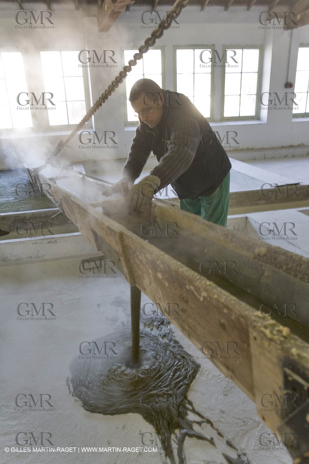 01 02 2007 - Salon de Provence - Fabrication traditionelle du savon de Marseille aux savonneries Marius Fabre - Coulée dans les bacs**01 02 2007 - Salon de Provence - Traditional soap of Marseille making at Marius Fabre soap maker - soap sent in open tanks