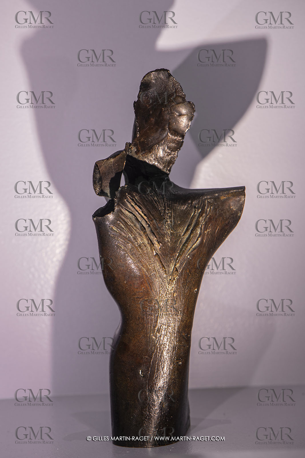 30 10 2023, Montpellier (FRA), oeuvre de Germaine Richier, Exposition Centre Pompidou - Musée Fabre 2023, Guerrier n° 12 1955, Bronze patiné foncé, Numéroté 1 8, Fondeur : Susse, Paris, 20,5 x 10 x 9 cm, Collection Claire Hocquet, Paris