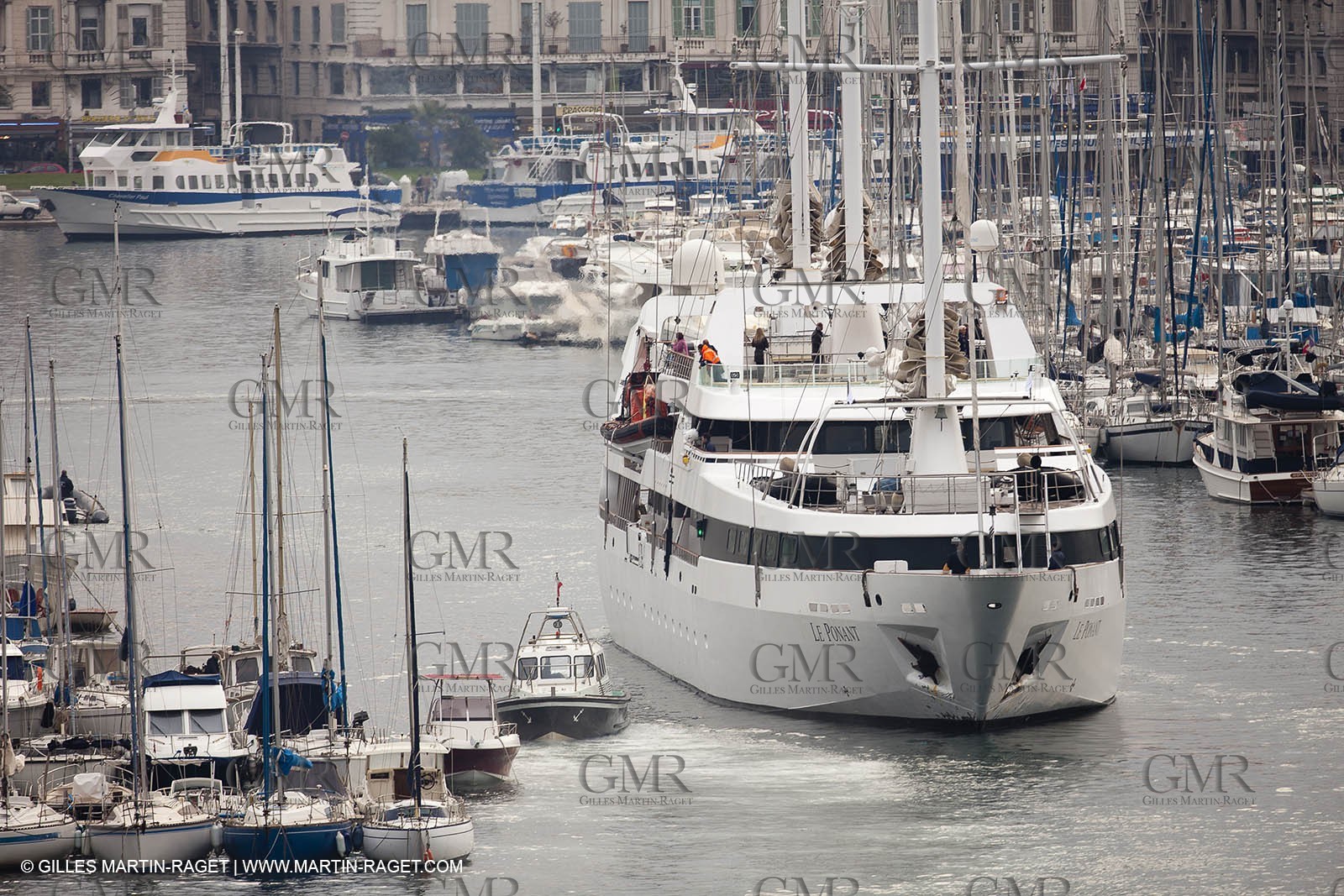 23 10 2010 - Marseille (FRA,13) - Le Ponant - Arrival in Marseille and entrance in the historical port