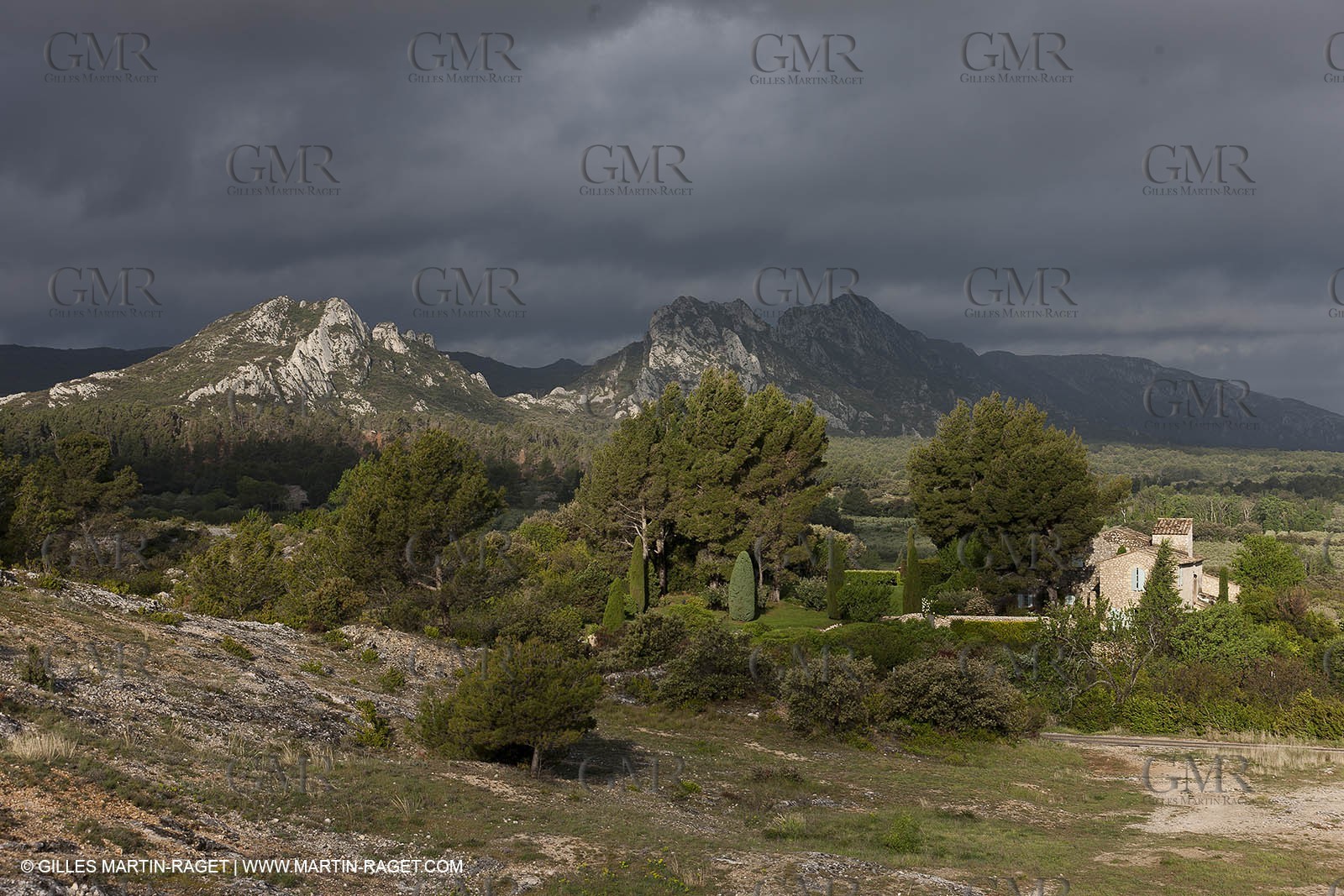 29 04 2012 - Eygalières (FRA, 13) - Chaîne des Alpilles vers Eygalières