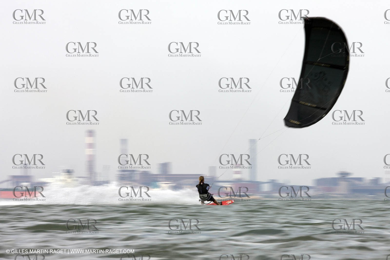 08 05 2008 - Port Saint Louis du Rhône (FRA, 13) - kite surfer Alexandre Caizergues training