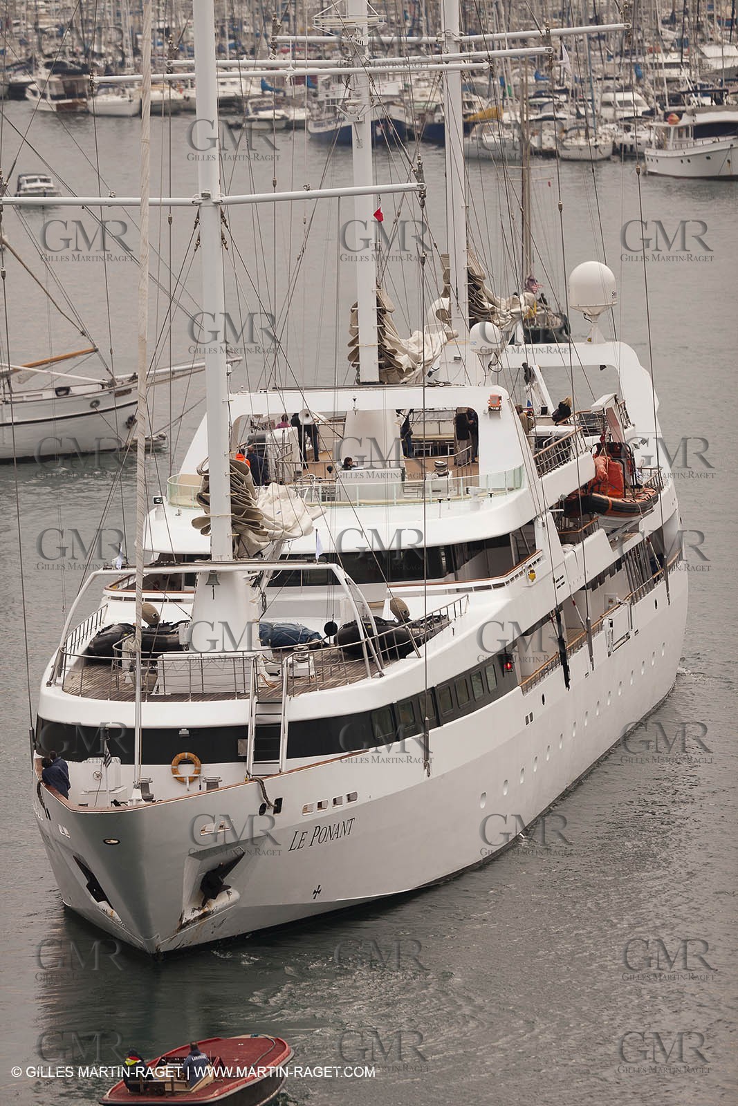 23 10 2010 - Marseille (FRA,13) - Le Ponant - Arrival in Marseille and entrance in the historical port