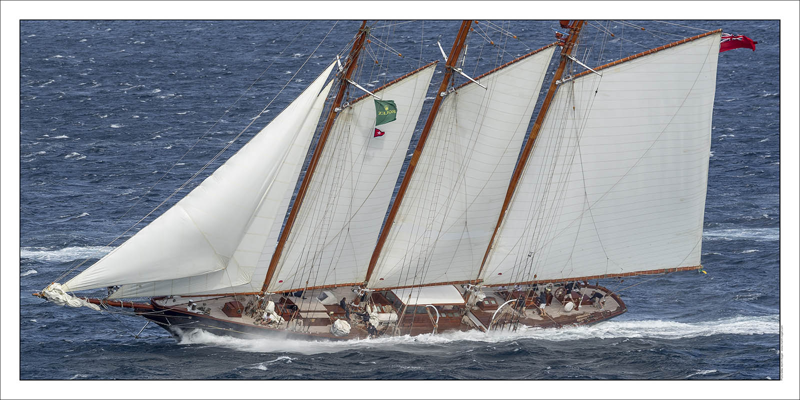 Produit : Tirage photo réalisé par nos soins sur imprimante jet d'encre professionnelle Epson à partir de 8 encres ultrachrome inaltérables (label Digigraphie).Formats au choix : .. 50 x 100 cm. 100 x 200 cmChoix des papiers :. Papier standard brillant 250 gr., filet noir, marge blanche, tirage non signé. Papier haut de gamme satiné 290 gr. filet noir, marge blanche, tirage vérifié et signé par l'auteur.. Tirages d'art (Digigraphies) signées, numérotées, tamponnées, enregistrées sur demande. Autres supports (canvas, acrylique, dibond) sur demandeConditionnement : tube cylindrique renforcé.Options pour l'expédition :. Colissimo + dépôt boîte aux lettres (France uniquement). Colissimo avec signature à réception. Transporteur express (2 jours ouvrés) avec signature à réceptionCliquez sur caddie pour sélectionner votre formule et démarrer la procédure de commande en ligne