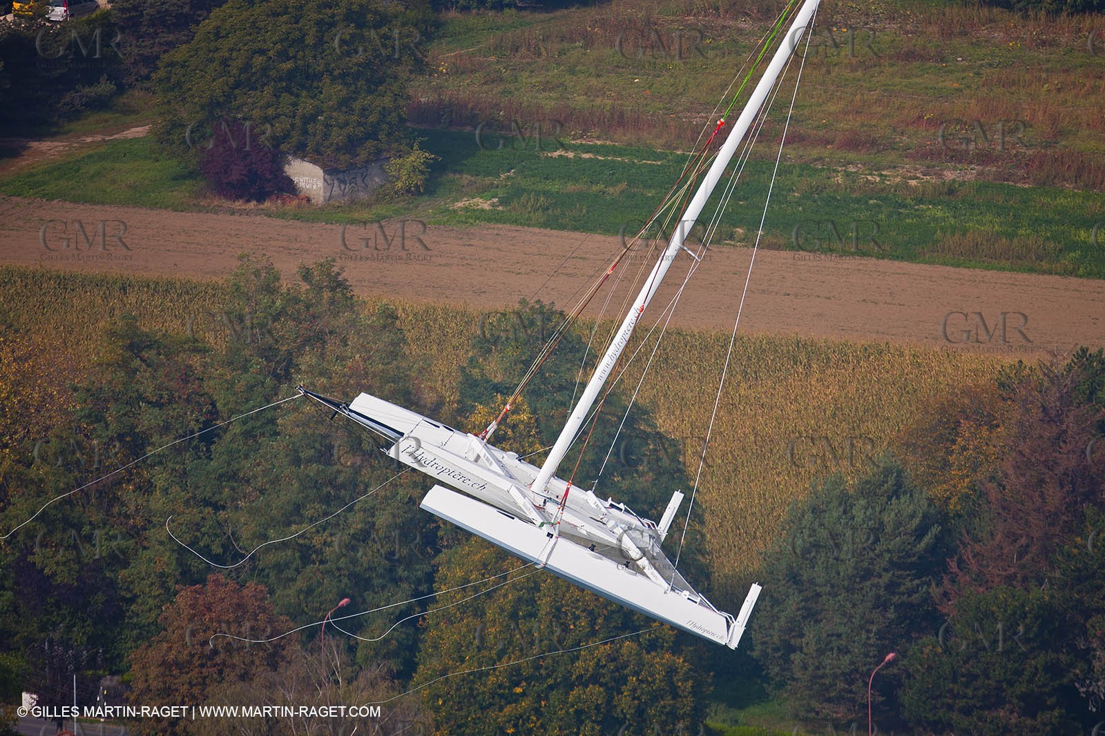 08 10 10 - St Sulpice (SUI) - Hydroptere.ch touches water