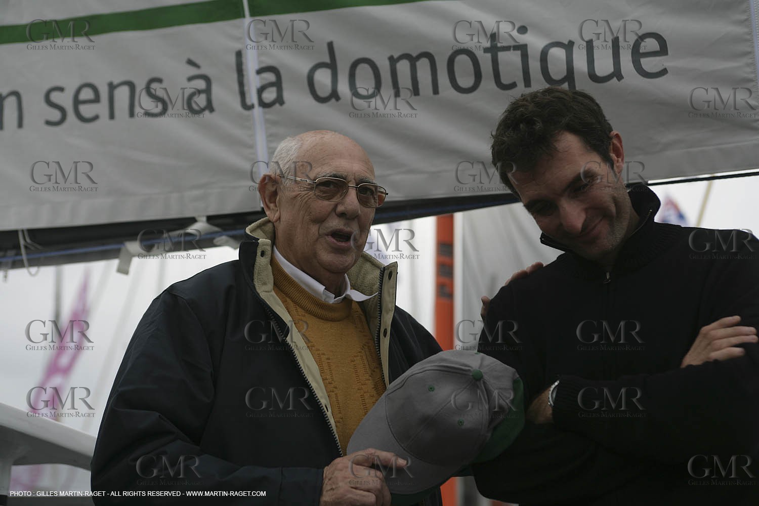 28 10 2006 - Saint Malo (FRA) - Route du Rhum 2006 - Jeremie Beyou avec M. Joel Renault, PDG de Delta Dore, sponsor de son bateau