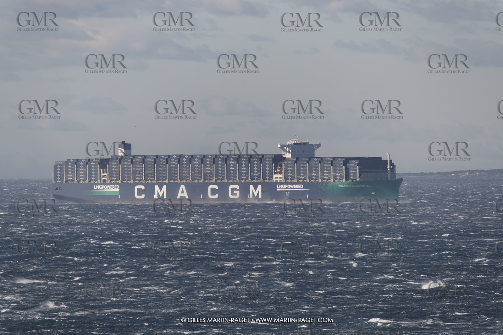 14 12 2023, Marseille (FRA), arrivée du Palais Royal, porte container armé par la CMA CGM, navire de 400 mètres de long, 67 mètres de large, qui transporte 23 000 conteneurs avec propulsion au GNL