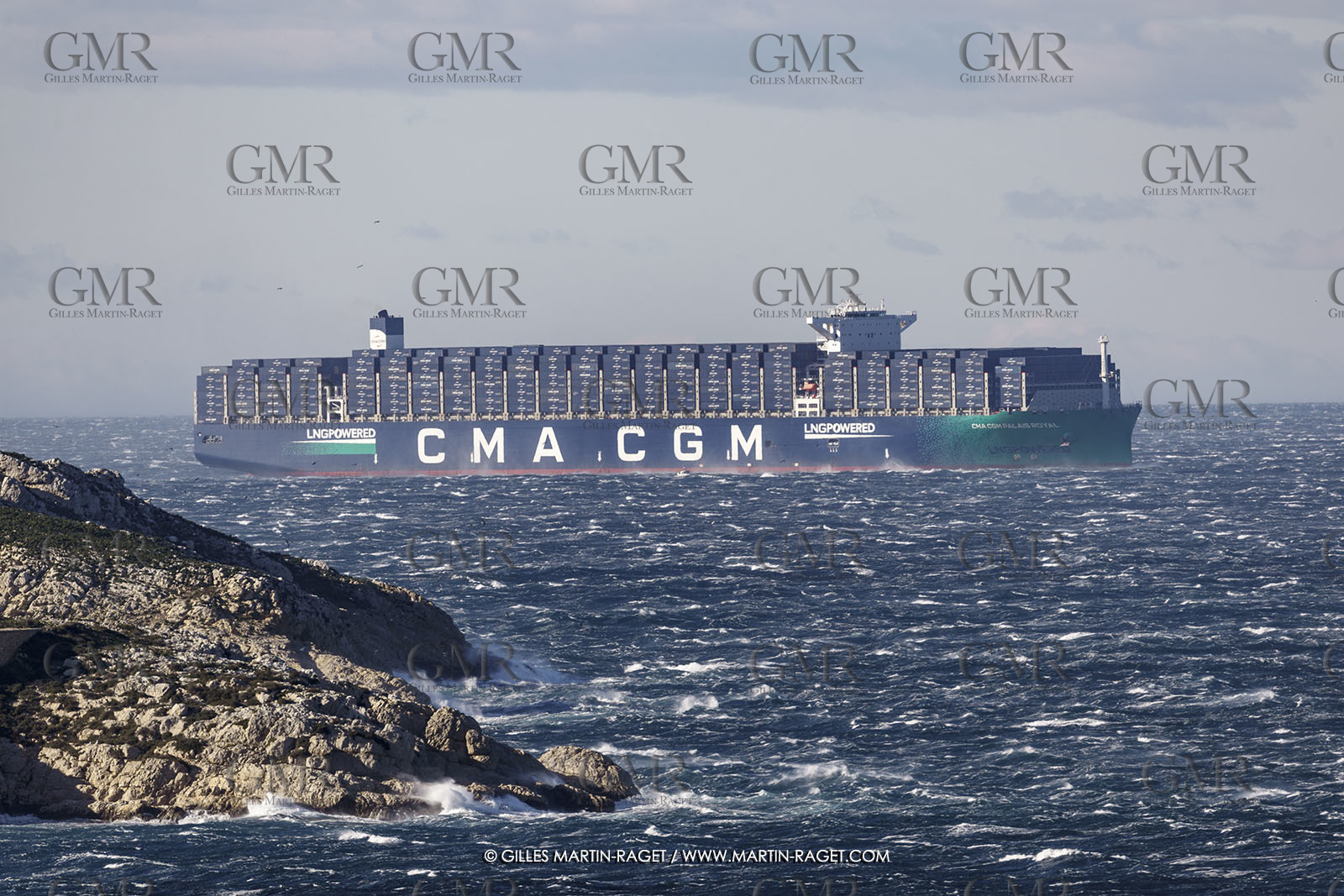 14 12 2023, Marseille (FRA), arrivée du Palais Royal, porte container armé par la CMA CGM, navire de 400 mètres de long, 67 mètres de large, qui transporte 23 000 conteneurs avec propulsion au GNL