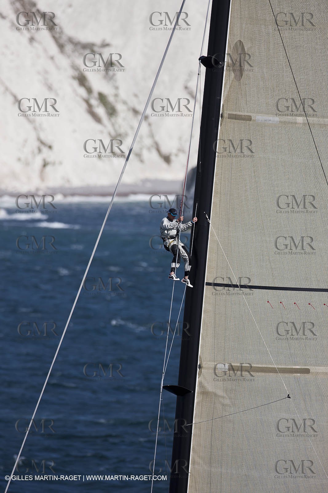 05 08 2010 - Cowes (UK, IOW) - The 1851 Cup -  BMW ORACLE Racing -  - Round The Island Race - Rounding the Needles.