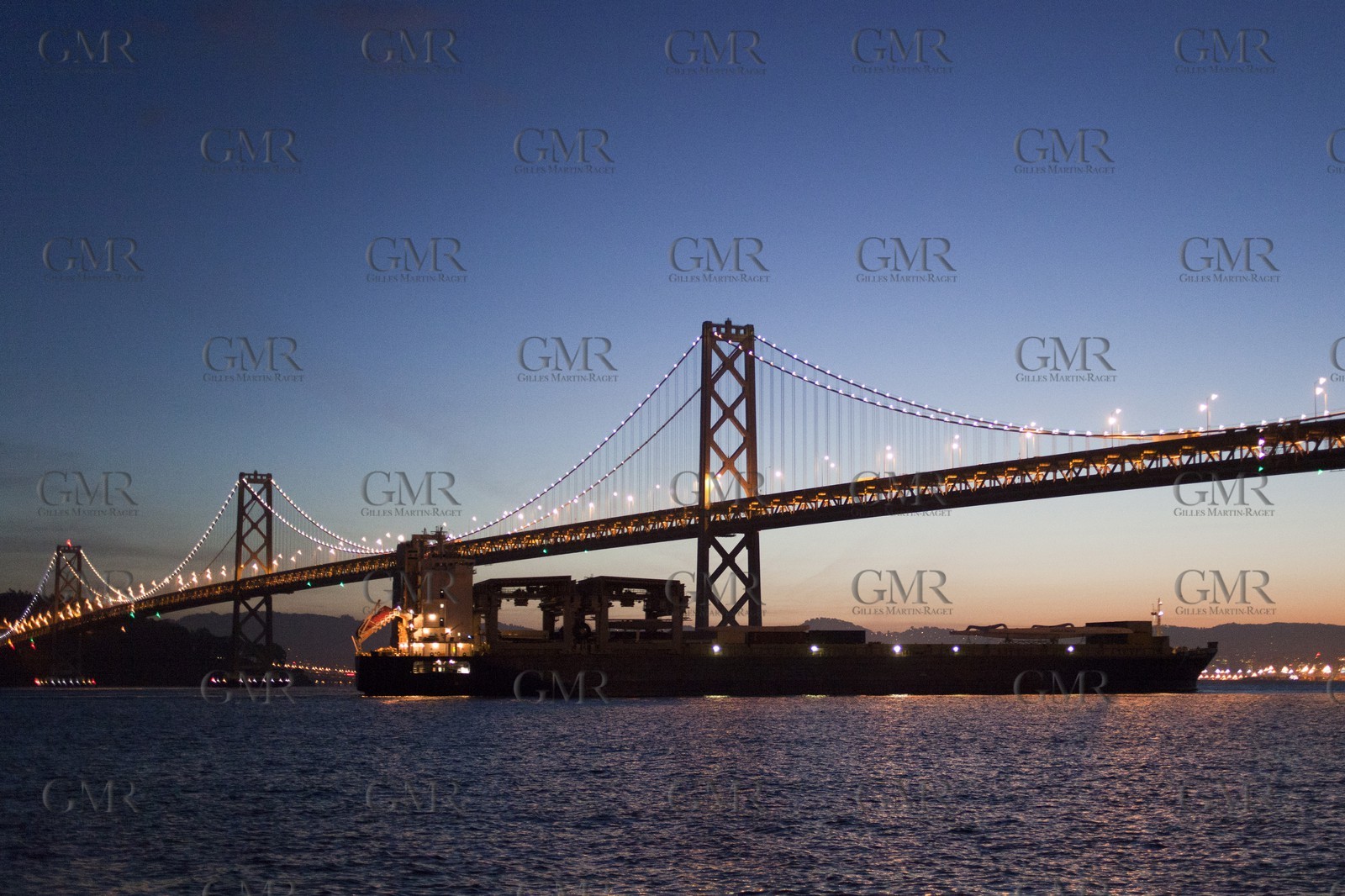 28 02 2011 - San Francisco (USA, CA) - USA 17 arrival in San Francisco - Star ISfjord passin under Oakland Bay Bridge