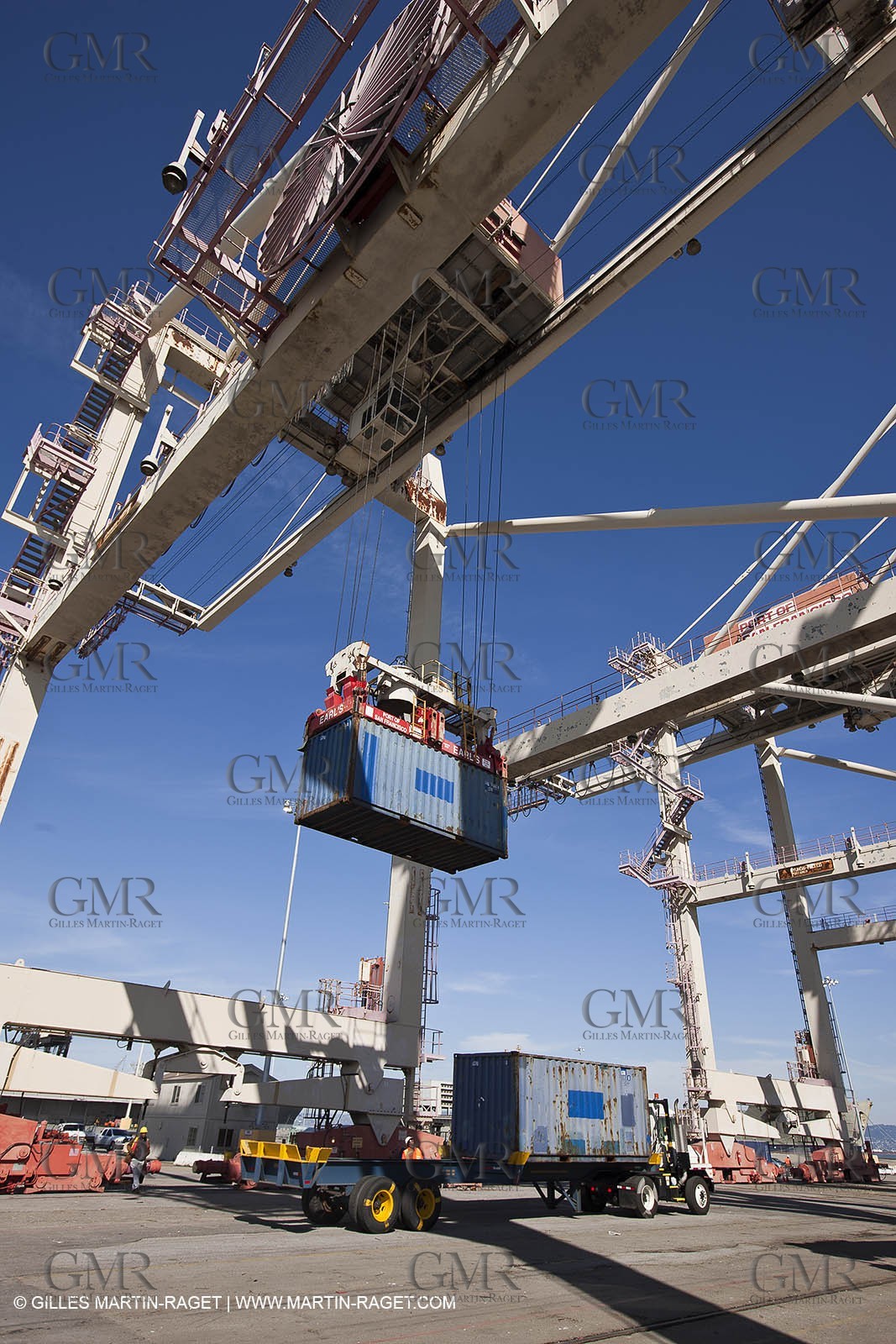 01 03 2011 - San Frnacisco (USA,CA) - Harbour operations - ship details - ship unloading - containers