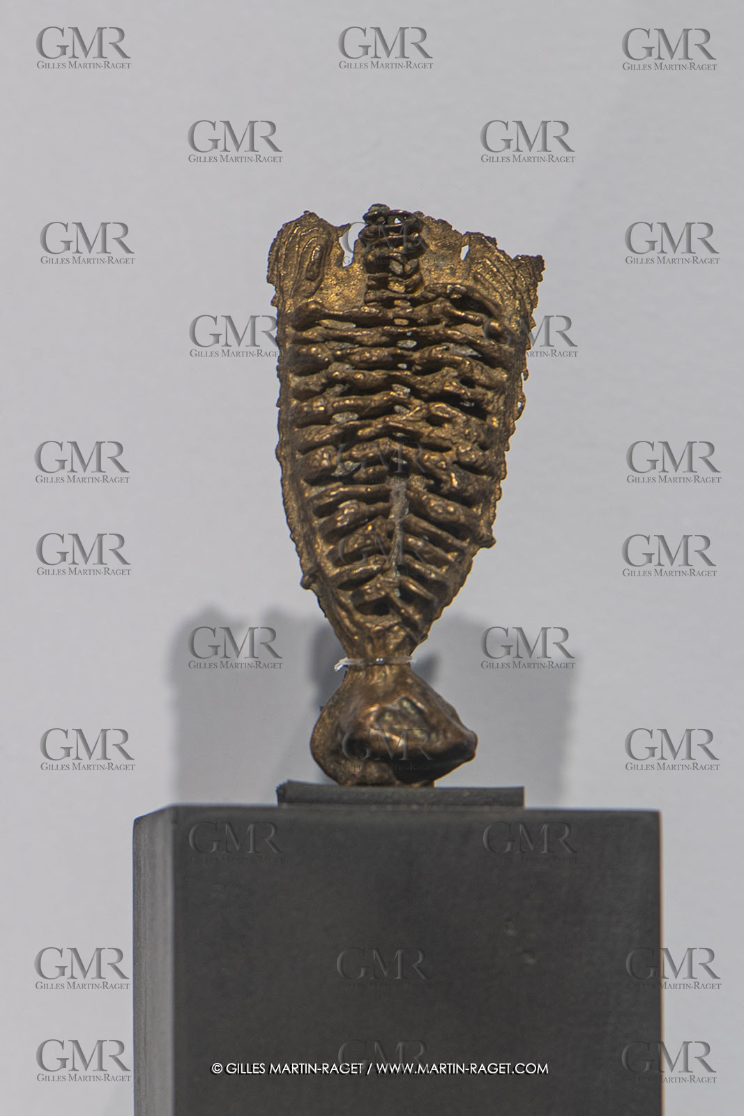 30 10 2023, Montpellier (FRA), oeuvre de Germaine Richier, Exposition Centre Pompidou - Musée Fabre 2023, Seiche n° 6 1954, Bronze naturel nettoyé, Pièce unique, Fondeur : L. Hinot, Paris, 8 x 4 x 1,5 cm, Collection particulière