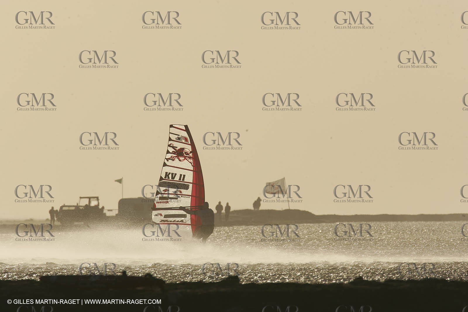 13 11 2004 - Les Saintes Maries de la mer (France) - Irish sailboarder Finian Maynard beat the overall sailing speed record with a run at 46,82 knts.