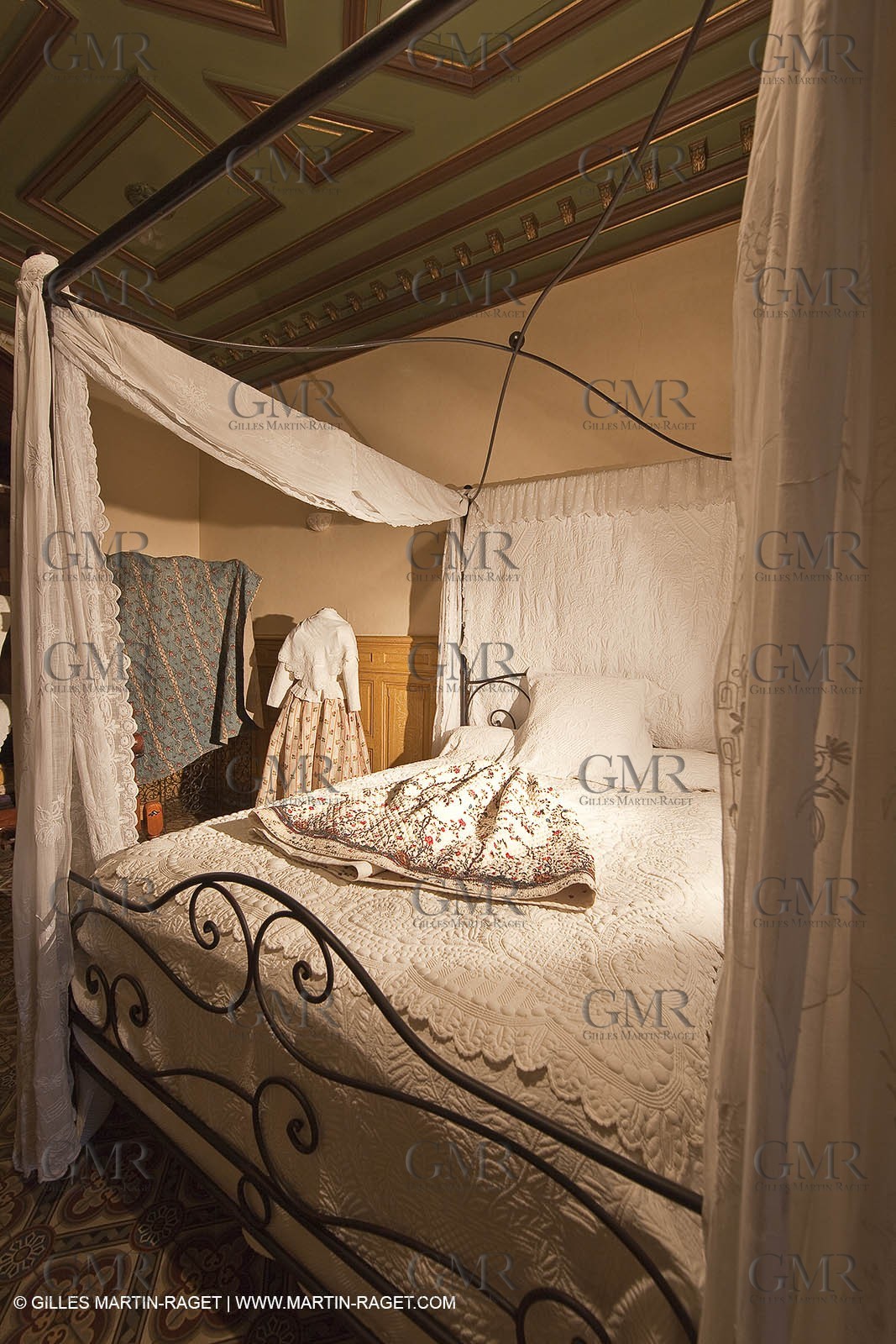 December 2009 - Boutis