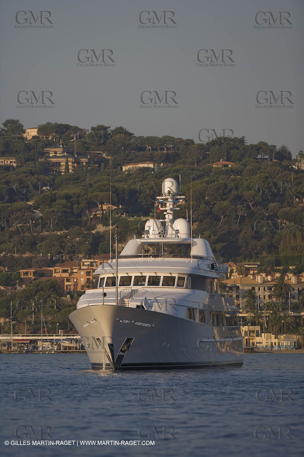 28 07 2007 - St Jean Cap Ferrat - SuperYachts - Motor Yachts - Hampshire