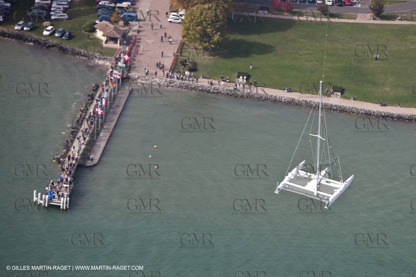 08 10 10 - St Sulpice (SUI) - Hydroptere.ch touches water