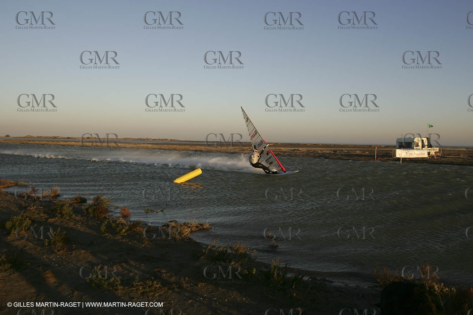 13 11 2004 - Les Saintes Maries de la mer (France) - Irish sailboarder Finian Maynard beat the overall sailing speed record with a run at 46,82 knts.