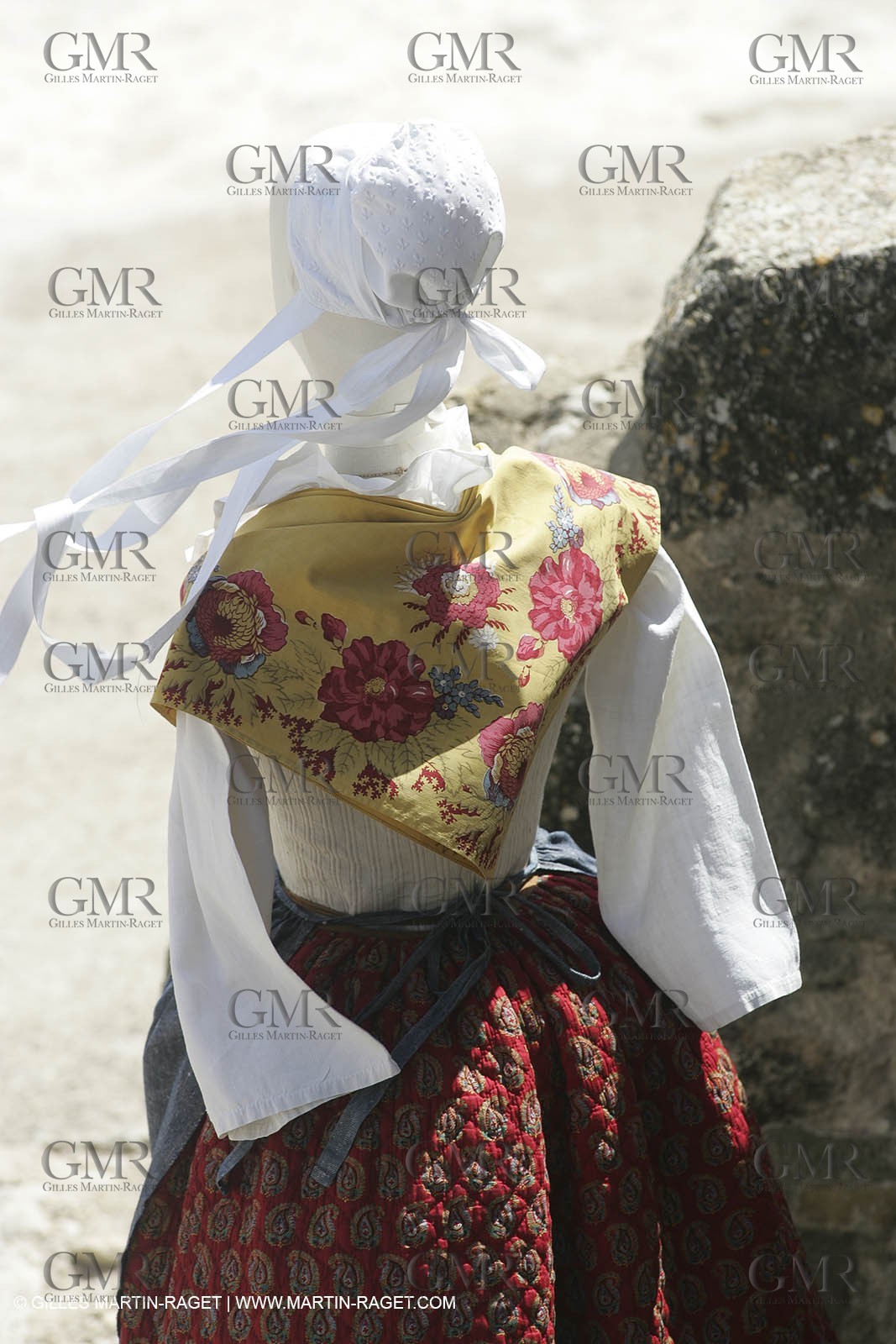 May 2004 - La Tour d'Aigues (FRA, 84) - Old costumes for women of the South exhibition