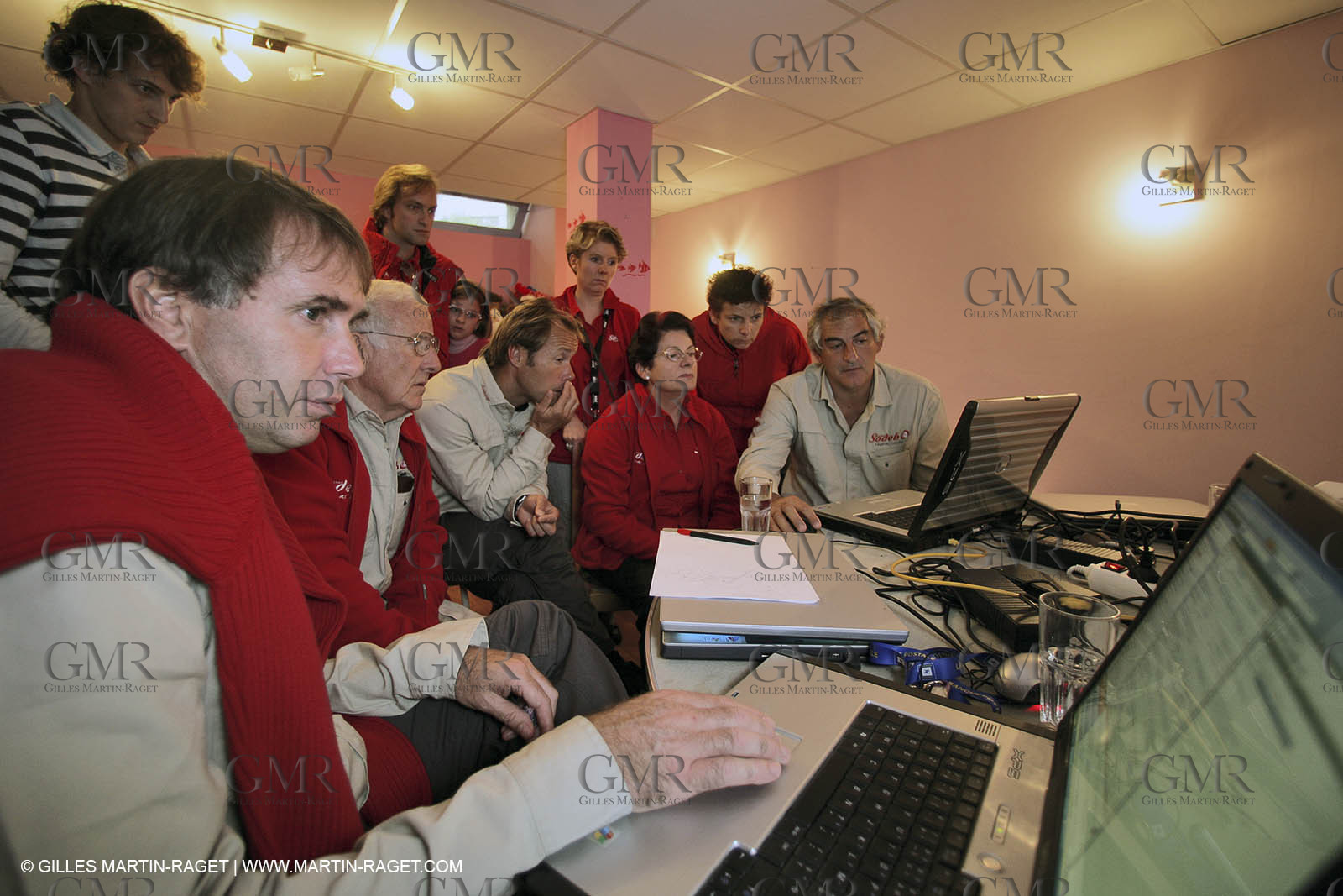27 10 2006 - Saint Malo (FRA) - Route du Rhum 2006 - Thomas Coville (Sodeb'O) preparing the start with his sponsors and his team