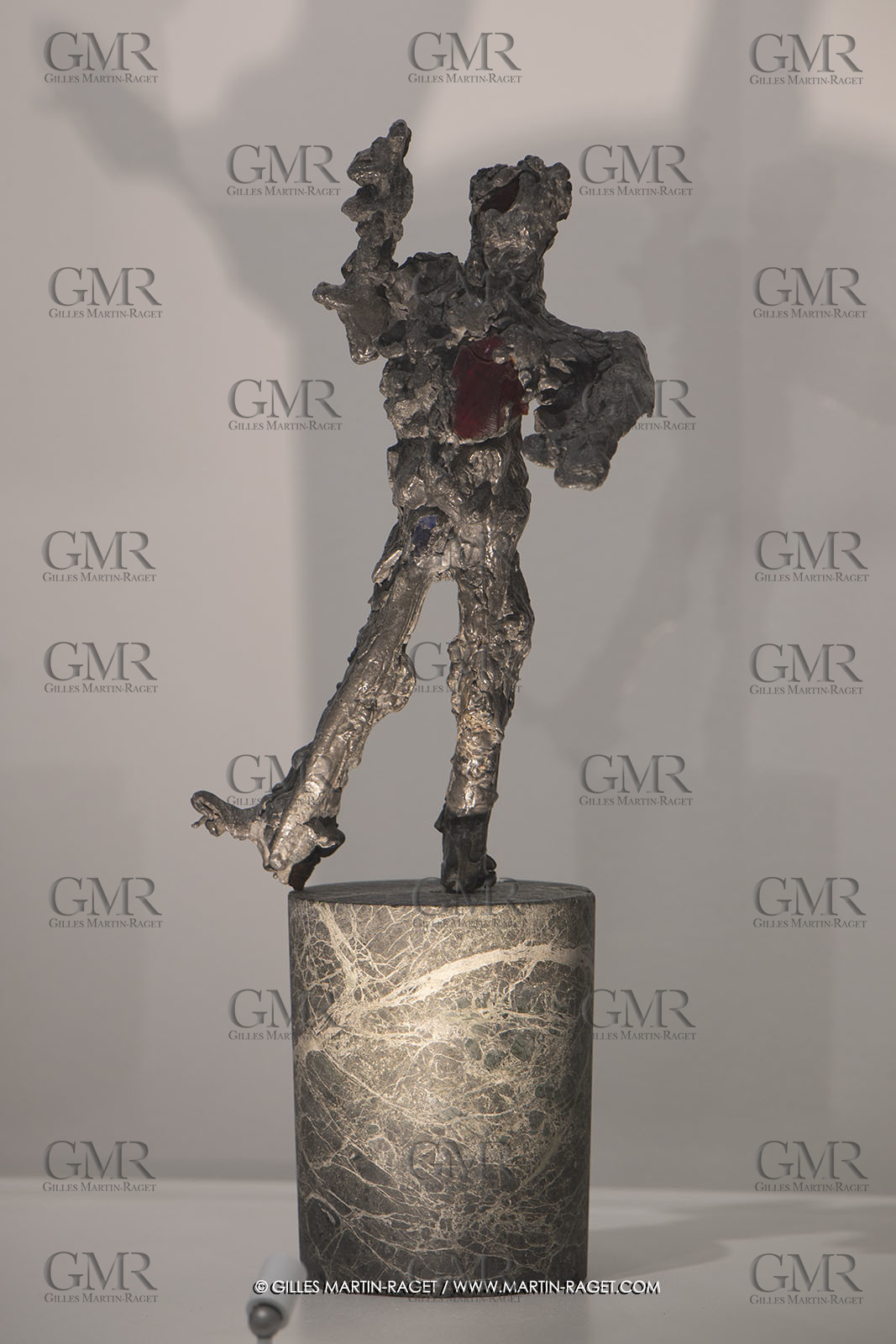 30 10 2023, Montpellier (FRA), oeuvre de Germaine Richier, Exposition Centre Pompidou - Musée Fabre 2023, Plomb avec verre de couleur n° 49 1953, Plomb et verre rouge, Pièce unique, 28 x 13 x 12 cm, Galerie de la Béraudière, Bruxelles