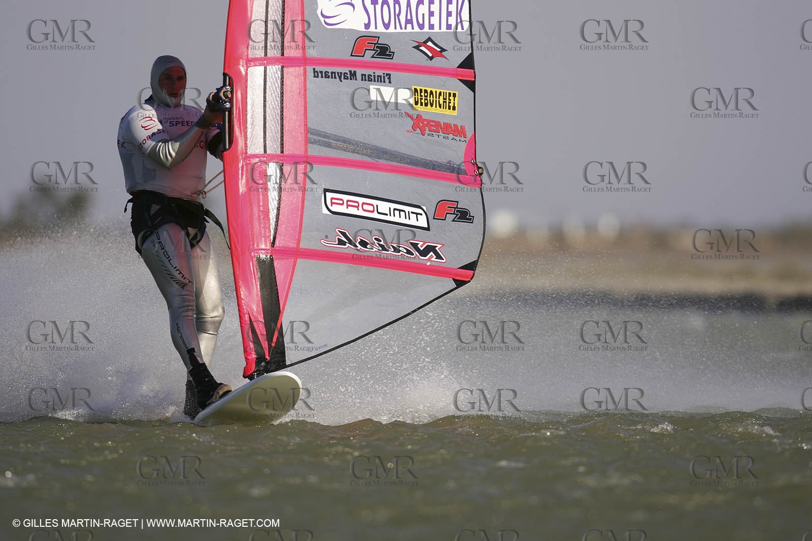 13 11 2004 - Les Saintes Maries de la mer (France) - Irish sailboarder Finian Maynard beat the overall sailing speed record with a run at 46,82 knts.