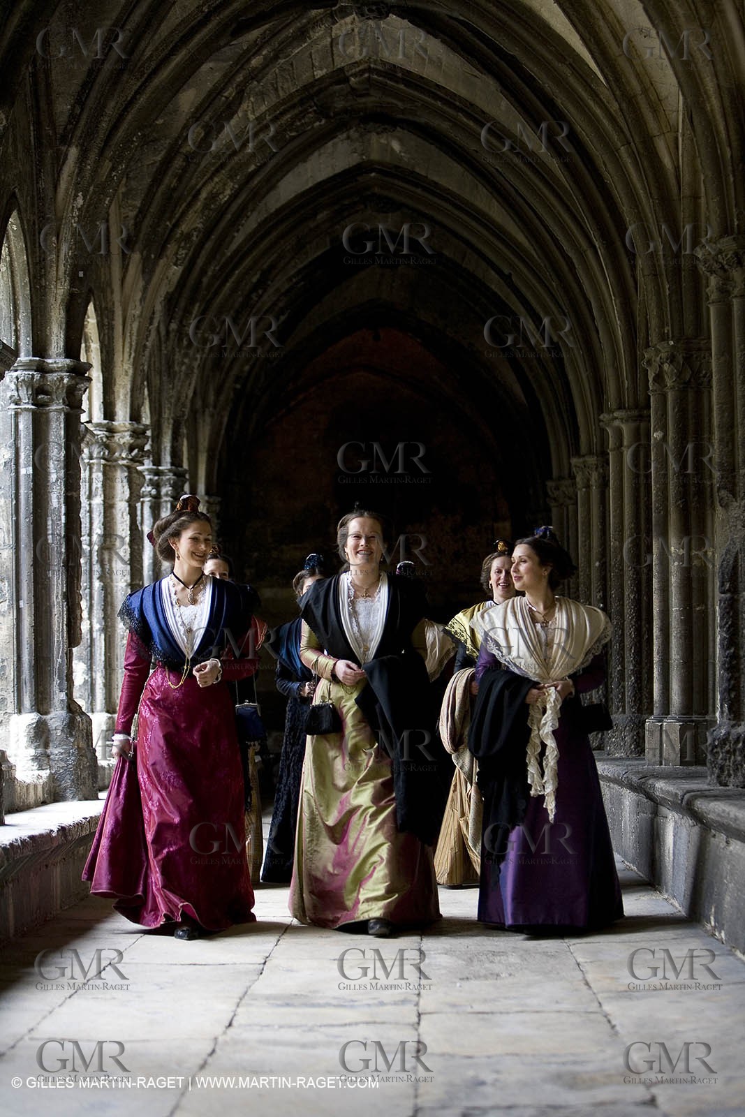 04 03 2007 - Arles - Queen of Arles and her assistants - winter costume trials