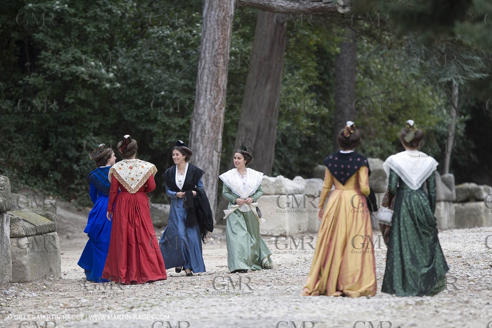 04 03 2007 - Arles - Queen of Arles and her assistants at Les Alyscamps monument