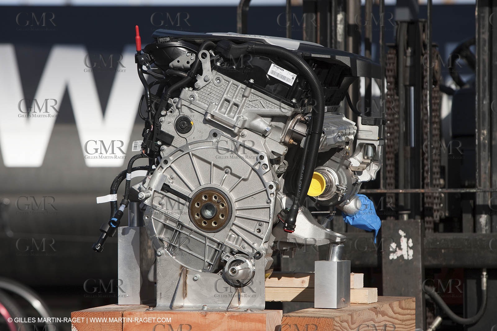 13 10 2009 - San Diego (USA,CA) - BMW ORACLE Racing - BOR 90 modifications - BMW engine going onboard