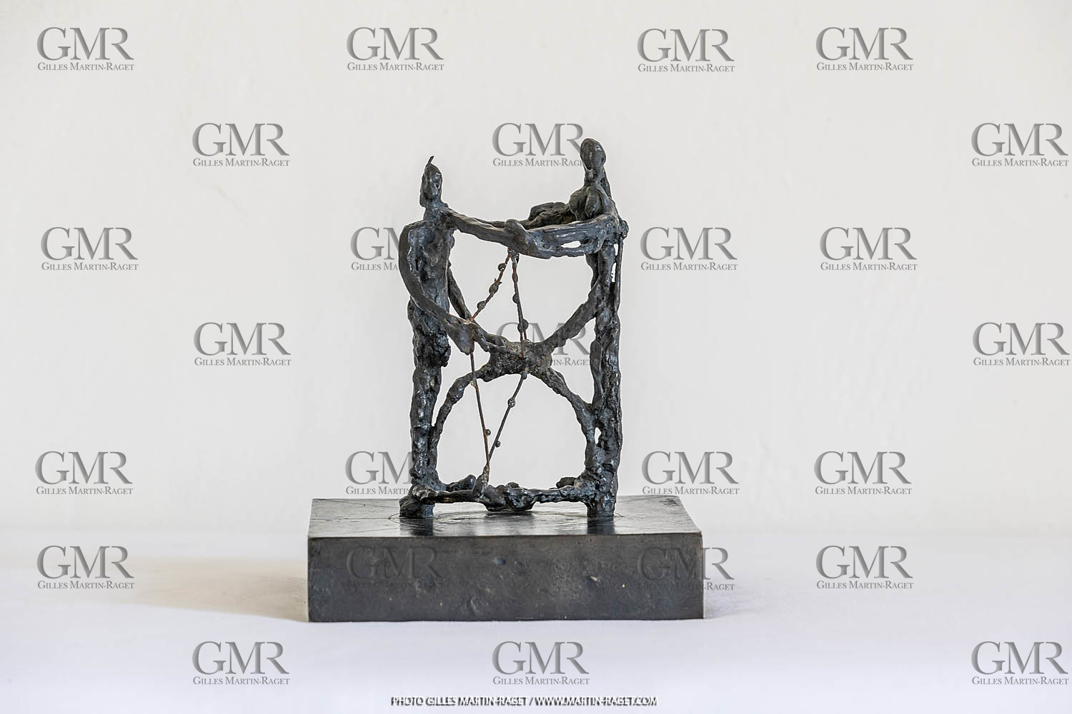 12 07 2020, St Rémy de Provence (FRA,13), Oeuvre de Germaine Richier, Le Sablier I 1946, Bronze patiné foncé, Epreuve d'exposition, Fondeur L.Thinot, Paris, 20,5 x 17 x 17 cm, Collection particulière