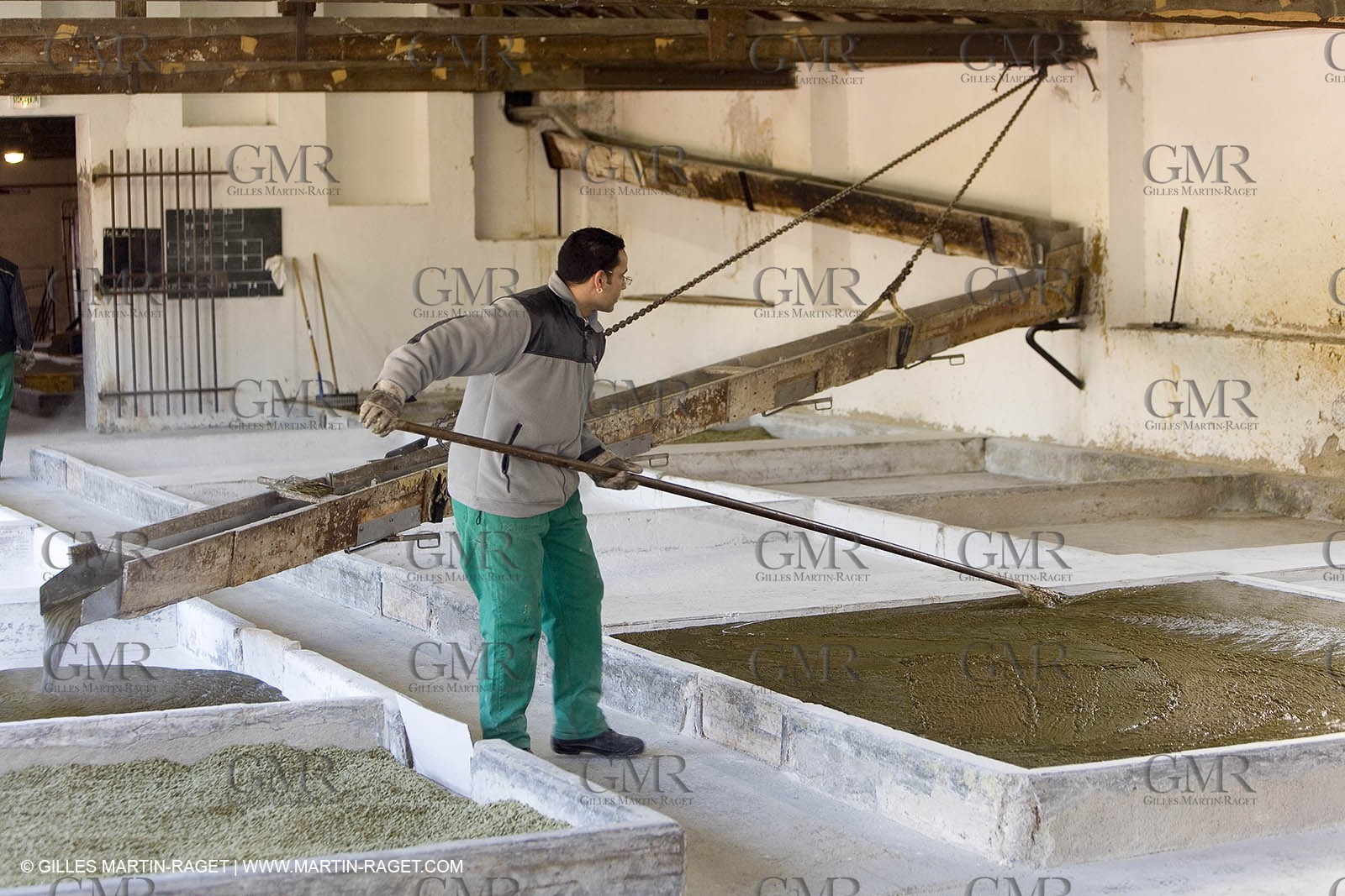 01 02 2007 - Salon de Provence - Fabrication traditionelle du savon de Marseille aux savonneries Marius Fabre - surfaçage au drapeau**01 02 2007 - Salon de Provence - Traditional soap of Marseille making at Marius Fabre soap maker - Surface equalization with the flag