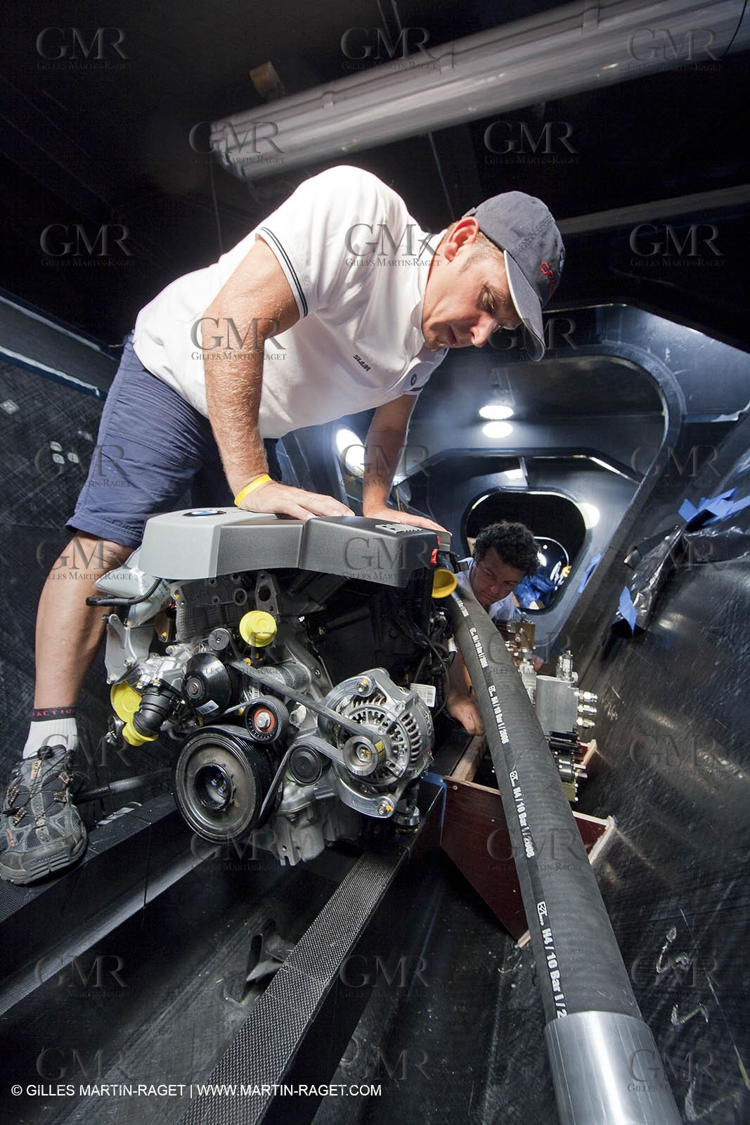 13 10 2009 - San Diego (USA,CA) - BMW ORACLE Racing - BOR 90 modifications - BMW engine going onboard