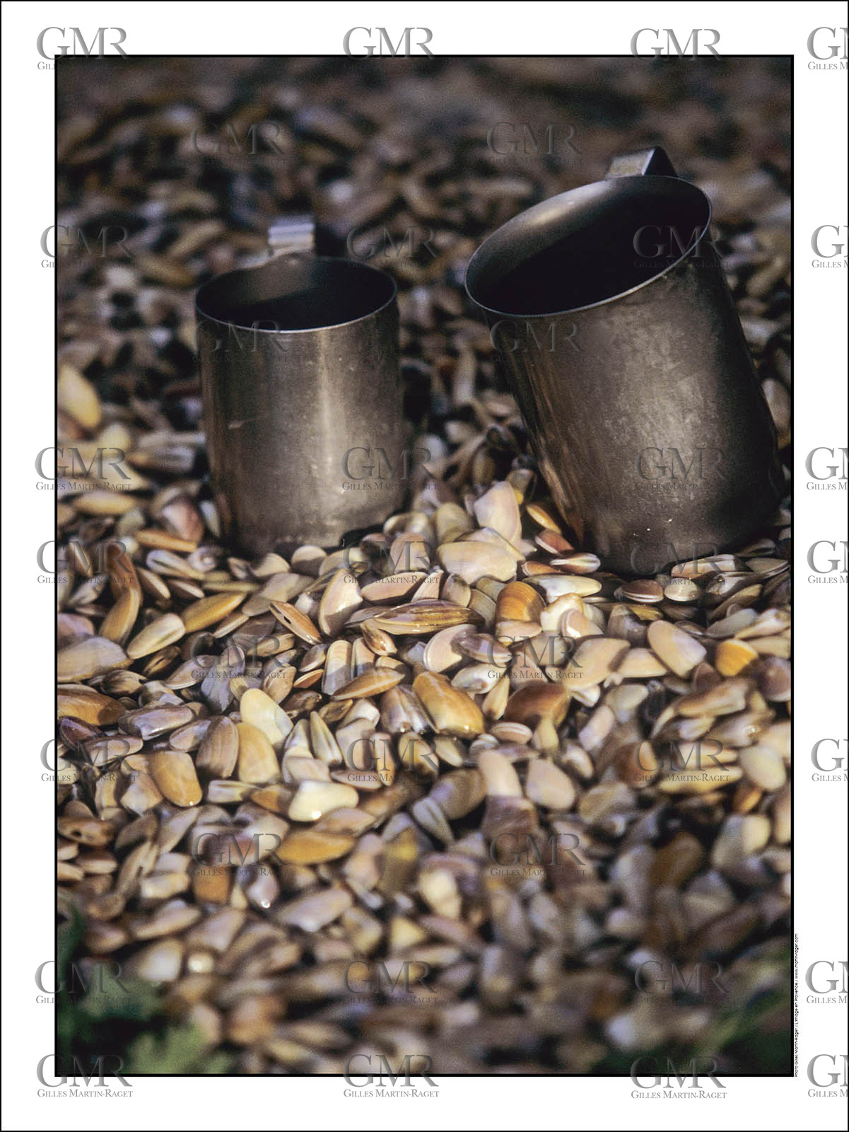 Produit : Tirage photo réalisé par nos soins sur imprimante jet d'encre professionnelle Epson à partir de 8 encres ultrachrome inaltérables (label Digigraphie).Formats au choix : . 30x40 cm. 50x70 cm. 80x120 cm.Choix des papiers :. Papier standard brillant 250 gr., filet noir, marge blanche, tirage non signé. Papier haut de gamme satiné 290 gr. filet noir, marge blanche, tirage vérifié et signé par l'auteur.. Autres supports (canvas, acrylique, dibond) sur demandeConditionnement : tube cylindrique renforcé.Options pour l'expédition : . colissimo + dépôt boîte aux lettres (France uniquement). Colissimo avec signature à réception. Transporteur express (2 jours ouvrés) avec signature à réceptionCliquez sur caddie pour sélectionner votre formule et démarrer la procédure de commande en ligne