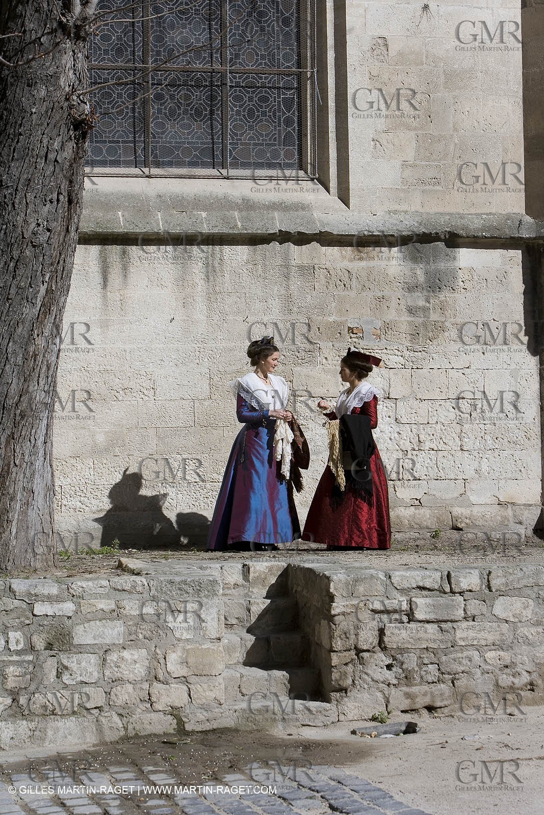 10 03 2007- Arles (FRA, 13) - Queen of arles and her assistants