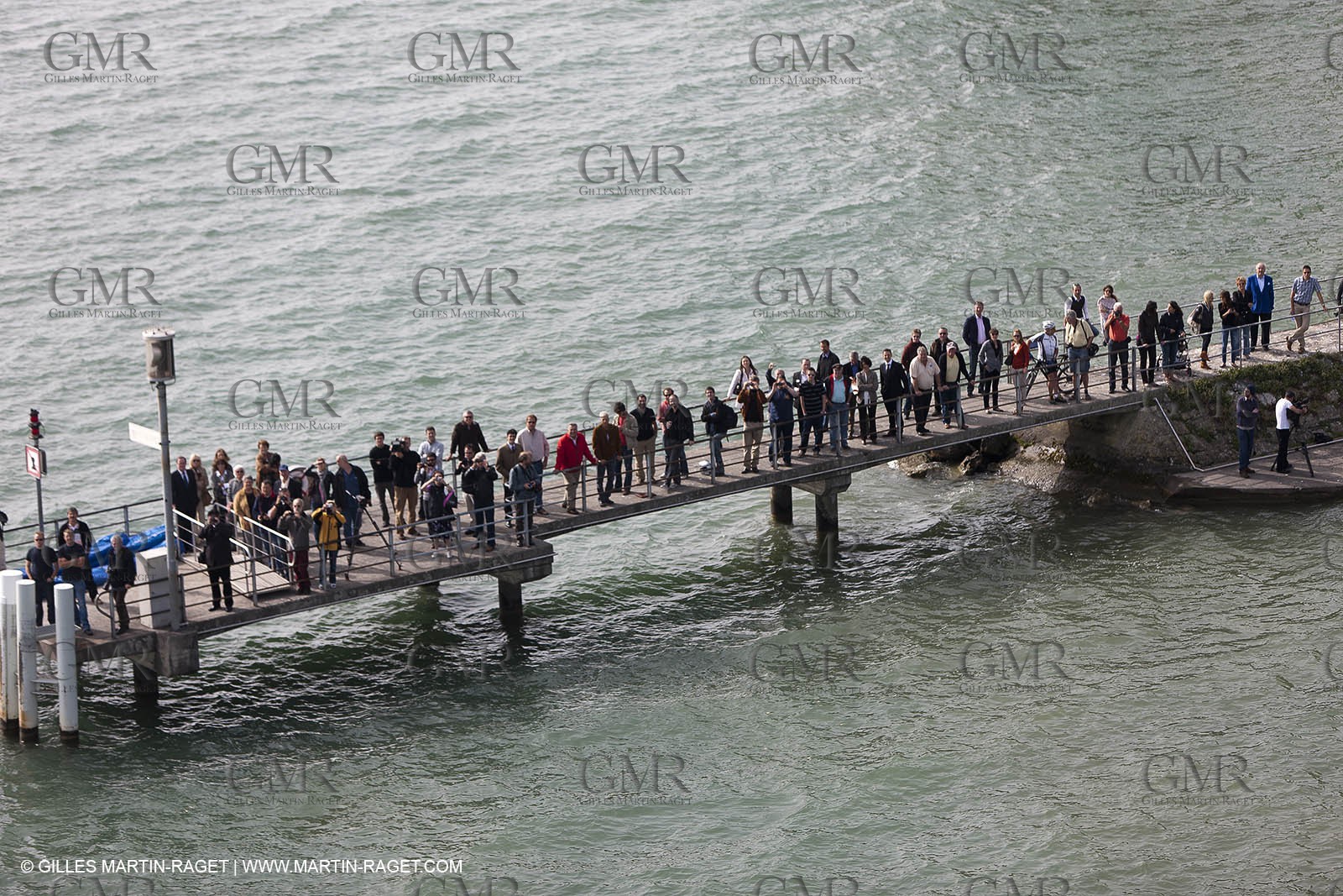 08 10 10 - St Sulpice (SUI) - Hydroptere.ch touches water