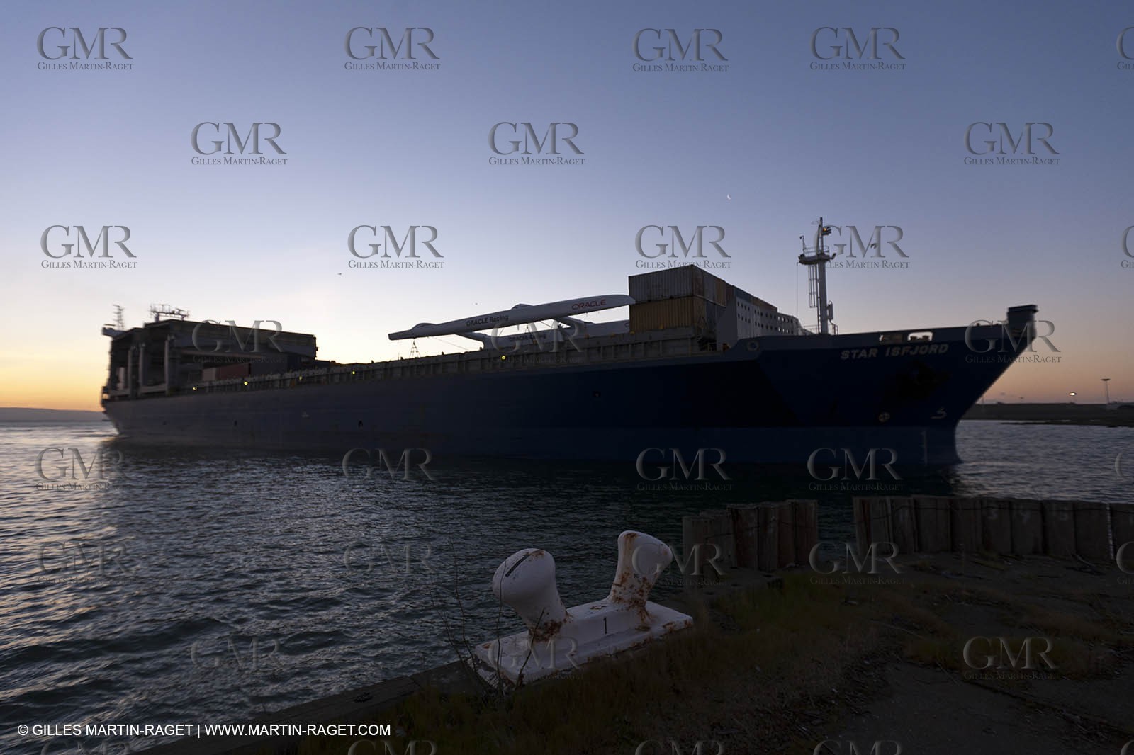 01 03 2011 - San Frnacisco (USA,CA) - Harbour operations - ship details - ship unloading - containers