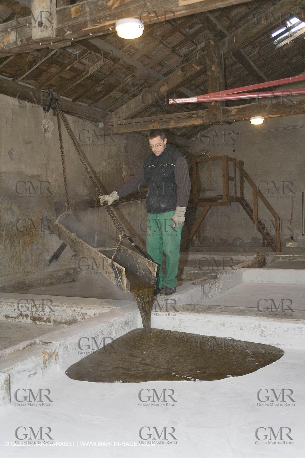 01 02 2007 - Salon de Provence - Fabrication traditionelle du savon de Marseille aux savonneries Marius Fabre - Coulée dans les bacs**01 02 2007 - Salon de Provence - Traditional soap of Marseille making at Marius Fabre soap maker - soap sent in open tanks
