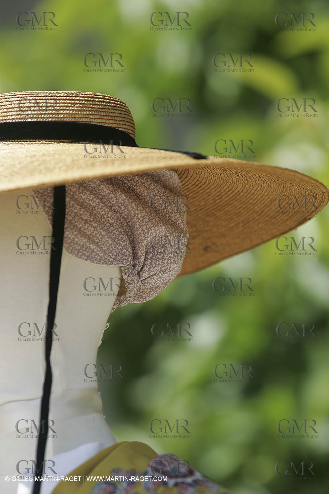 May 2004 - La Tour d'Aigues (FRA, 84) - Old costumes for women of the South exhibition