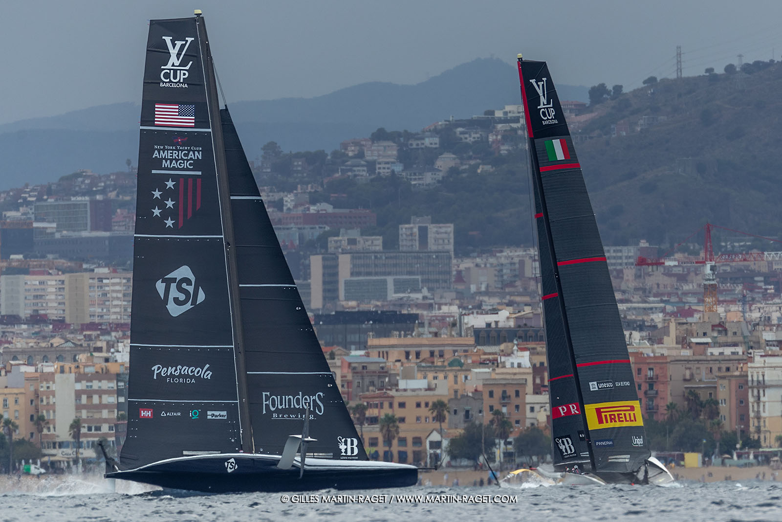 18 09 2024, Barcelona (ESP), 37th America's Cup, Deli-finale Louis Vuitotn Cup, Race Day 4, AMerica Magic double Luna Rossa qui vient de casser sa barre d'écoute