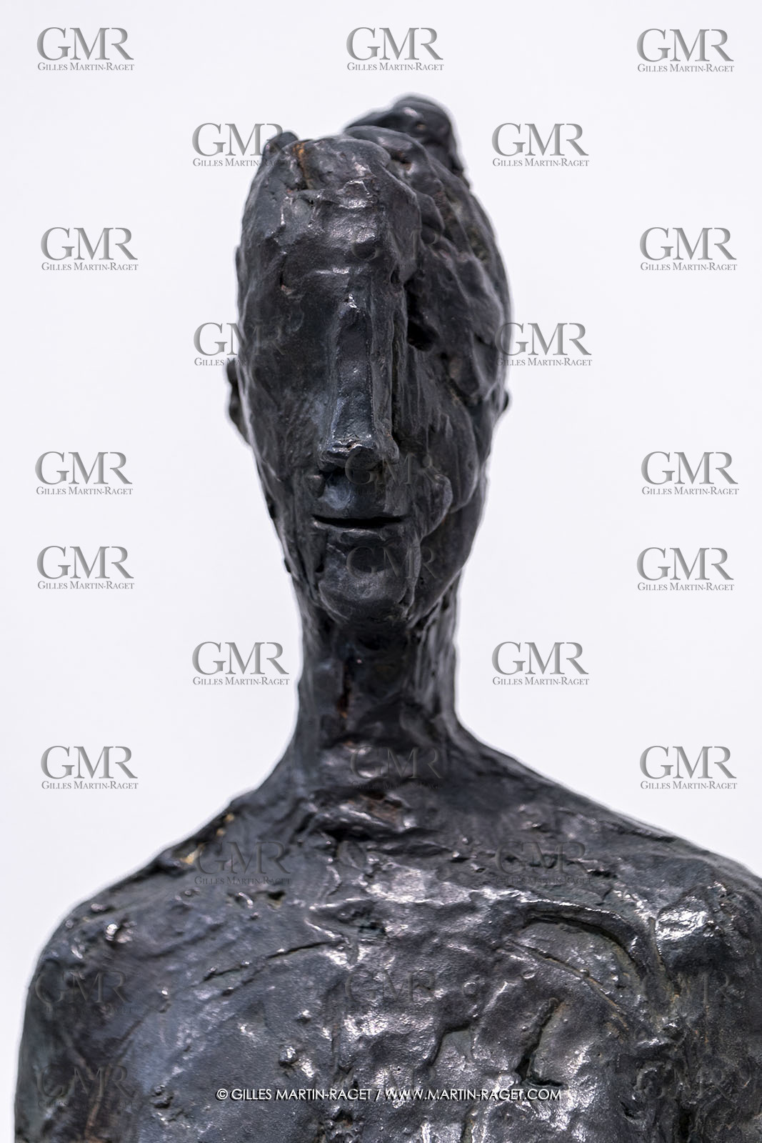 30 10 2023, Montpellier (FRA), oeuvre de Germaine Richier, Exposition Centre Pompidou - Musée Fabre 2023, Le Grain 1955, Bronze patiné foncé, Numéroté 3 6, Fondeur : C. Valsuani, Paris, 145 x 33 x 36 cm, Collection M et Mme Sarti, Paris