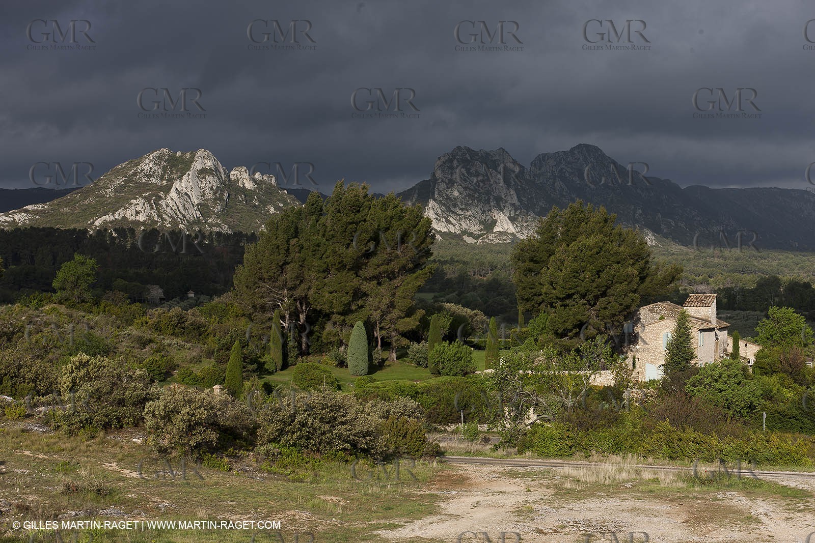 29 04 2012 - Eygalières (FRA, 13) - Chaîne des Alpilles vers Eygalières